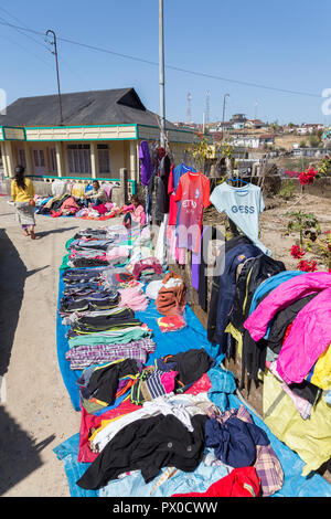 Vestiti in vendita nel mercato all'aperto, Mawsynram, Meghalaya, India Foto Stock