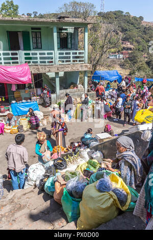 Mercato all'aperto in Mawsynram con una donna conteggiare denaro, Meghalaya, India Foto Stock