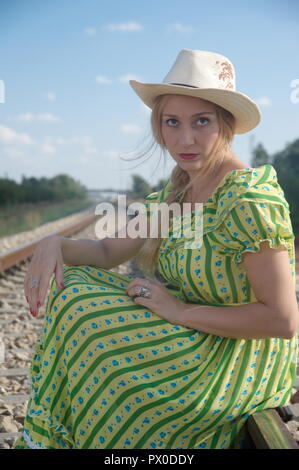 Una donna bionda Foto Stock
