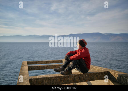 Gite turistiche una bici con ruote larghe lungo la riva del lago Baikal. Foto Stock