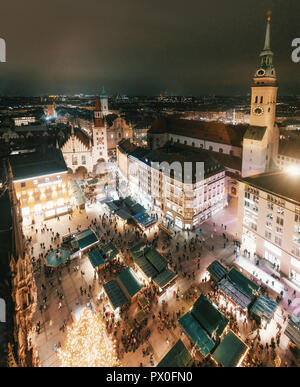 Panorama di natale di Marienplatz dal Neues Rathaus Municipio di notte, Monaco di Baviera, Germania. Foto Stock