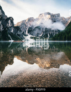 Vista del lago di Braies con la riflessione in Dolomiti al mattino, Lago di Braies, Alto Adige, Italia Foto Stock