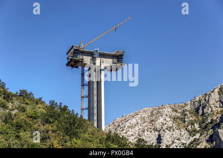 Montenegro, Settembre 2018 - Costruzione di supporto di colonne di cemento per il futuro ponte sul canyon di Moraca sull'autostrada Bar-Boljare Foto Stock