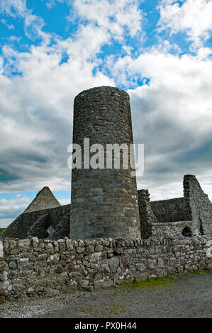 Drumlane abbazia e torre rotonda, Milltown, co, Cavan, Irlanda Foto Stock