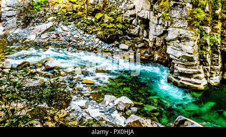 Il fiume Coquihalla presso la Coquihalla canyon parco provinciale e l'Othello Gallerie della vecchia Kettle Valley Railway di BC presso la città di speranza, Canada Foto Stock