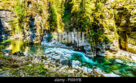 Le acque turchesi e cristalline del fiume Coquihalla come fluisce attraverso il Canyon Coquihalla e l'Othello Gallerie della vecchia Kettle Valley Railway in BC Foto Stock