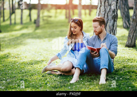 Bella studenti universitari flirtare Foto Stock