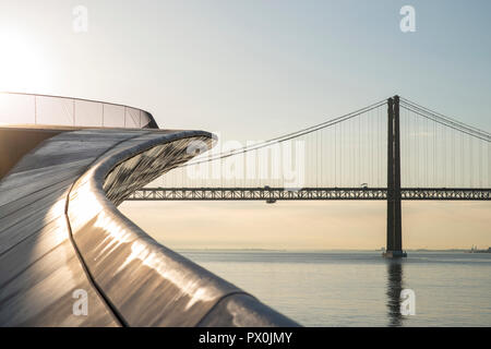 Vista esterna del MAAT - Museo di Arte, Architettura e Tecnologia, Lisbona, Portogallo. Vista del ponte sul fiume Targus. Foto Stock