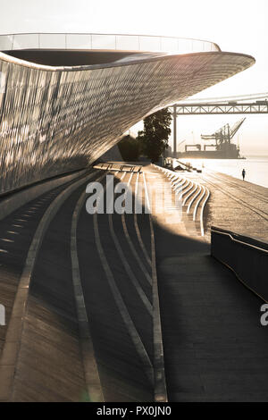 Vista esterna del MAAT - Museo di Arte, Architettura e Tecnologia, Lisbona, Portogallo. Vista lungo la terrazza sul fiume. Foto Stock