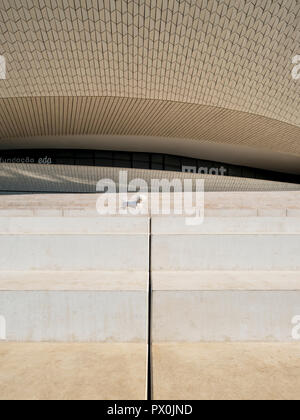 Vista esterna del MAAT - Museo di Arte, Architettura e Tecnologia, Lisbona, Portogallo. Piccolo Cane bianco sui gradini della terrazza. Foto Stock