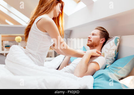 Tranquillo amore tenero nelle braccia del marito Foto Stock