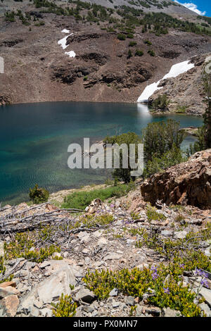 Bellissima vista del 20 laghi nel bacino orientale californiano Sierra Nevada. Valle con il lago e scogliere lungo il sentiero Foto Stock