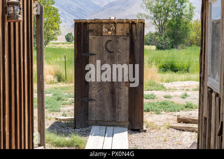 In vecchio stile in legno bagno dipendenza vasino portatile, in campagna Foto Stock