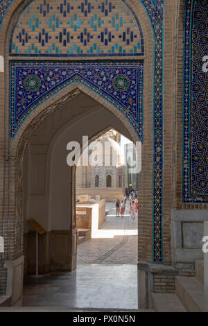 Samarcanda, Uzbekistan - 24 Settembre 2018 : Turisti nel cortile esterno mausolei presso il complesso funerario Shah-i-Zinda Ensemble in Samarcanda, Uzb Foto Stock