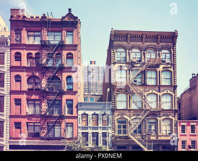 Gli edifici di vecchia costruzione con il fuoco sfugge, uno dei New York City simboli, tonificazione vintage applicata, Stati Uniti d'America. Foto Stock