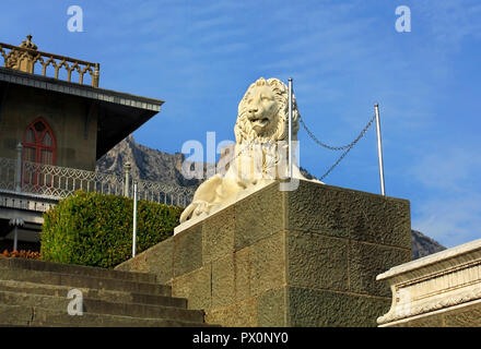 Lion figura fatta ??di marmo bianco su un piedistallo di pietra Foto Stock