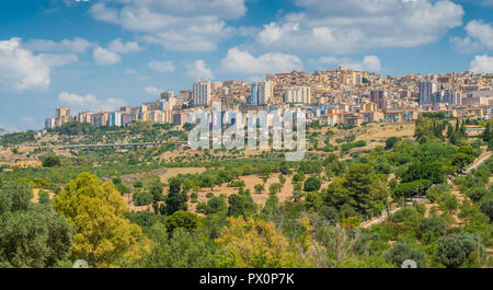 Vista panoramica della città di Agrigento come si vede dalla Valle dei Templi. La Sicilia Il sud dell'Italia. Foto Stock