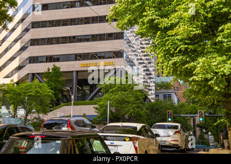 SEATTLE, WA, Stati Uniti d'America, - Giugno 2018: segno sulla parte anteriore della Wells Fargo Bank building in Downtown Seattle con traffico in primo piano. Foto Stock