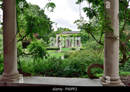 Guardando nel giardino dove prima mai colore film cinema fatto George Eastman House e museo , Rochester, New York, Stati Uniti d'America Foto Stock