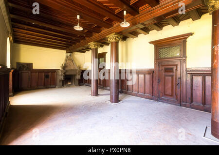 Vista interna di una bella sala in legno in un palazzo abbandonato in Polonia. Foto Stock