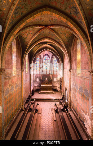 Vista interna di una chiesa abbandonata in Francia con bellissimi colori rosa. Foto Stock