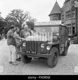 Austin Champ in tutto il mondo spedizione spnsored da Montagu Motor Museum. Signore Montagu vede off James mathieson e Barry Hale 5 ottobre 1968. Foto Stock