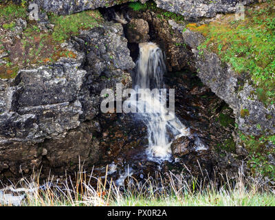 Cascata a Hull in pentola vicino a Horton in Ribblesdale Yorkshire Dales Inghilterra Foto Stock