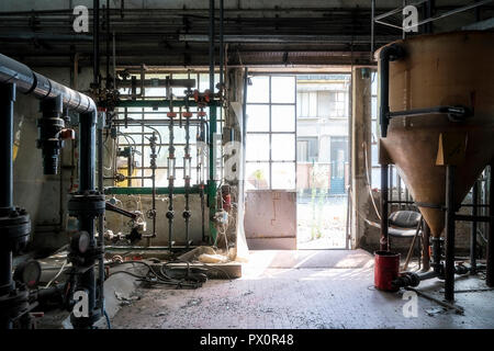 Vista interna di una fabbrica abbandonata in Italia. Foto Stock