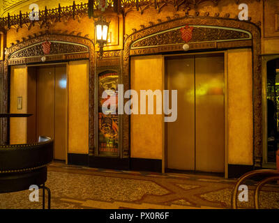 Art Deco ornato ascensori nella lobby del QT Hotel Market Street Sydney NSW Australia. Foto Stock