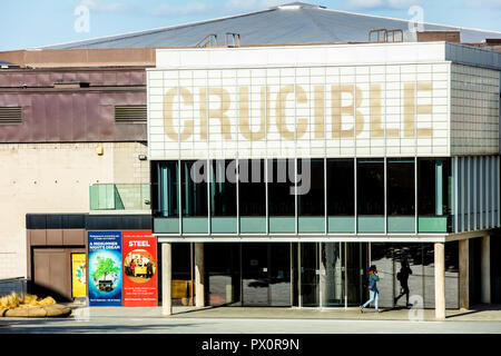 Sheffield, Regno Unito - 29 AGO 2018: Crucible Theatre di digital signage e i dettagli di architettura del palazzo del cinema Foto Stock