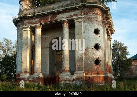 Il campanile della chiesa di Nikita Velikomuchenik. A 94 metri. Massima non campanile della città in Russia. Porechye-Rybnoye Foto Stock