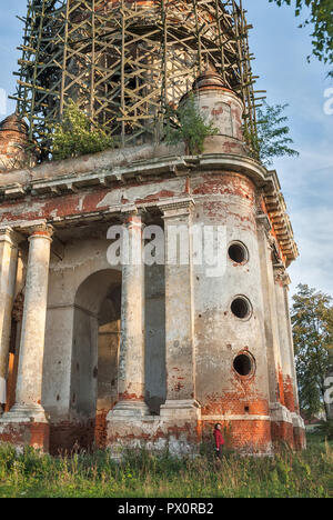 Il campanile della chiesa di Nikita Velikomuchenik. A 94 metri. Massima non campanile della città in Russia. Porechye-Rybnoye Foto Stock