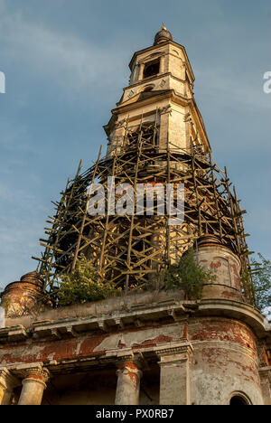 Il campanile della chiesa di Nikita Velikomuchenik. A 94 metri. Massima non campanile della città in Russia. Porechye-Rybnoye Foto Stock