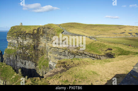 Vista aerea del mondo famose scogliere di Moher nella contea di Clare Irlanda. Scogliere di Moher Global Geopark è stato designato come un sito UNESCO aloing th Foto Stock