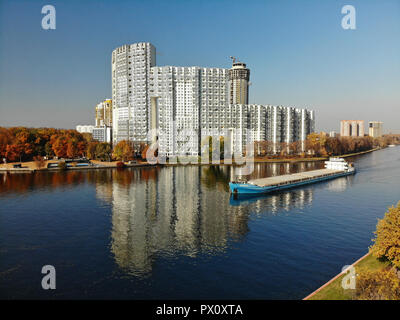 Khimki, Russia - 17 Ottobre. 2018. nave cargo Volgo-Don vela lungo il canale di mosca vicino complesso residenziale Mayak Foto Stock