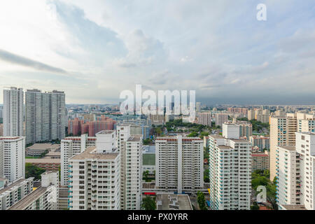 Paesaggio urbano in vista di HDB ad alta densità dei blocchi di alloggiamento di Toa Payoh Nuova città, quartiere residenziale di Singapore Foto Stock