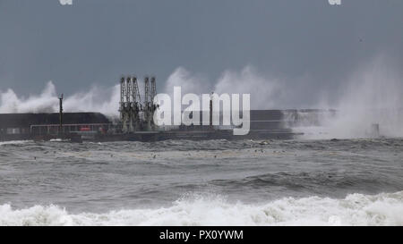 Terminale di olio sotto la forte tempesta di mare. Porto di Leixoes parete sud, nel nord del Portogallo. Foto Stock
