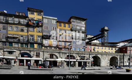 Porto, Portogallo - 4 Marzo 2015: il vecchio e colorata Ribeira. Foto Stock