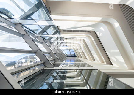 Vista interna del Jockey Club innovazione Tower, un edificio della Hong Kong Polytechnic University di Hong Kong. Foto Stock