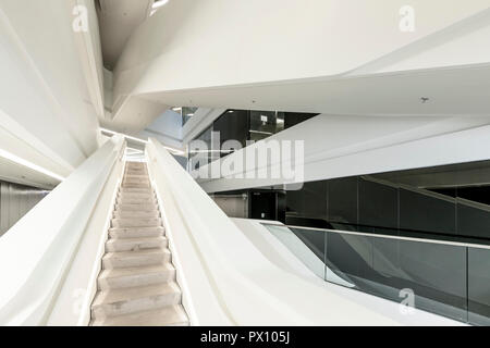 Vista interna del Jockey Club innovazione Tower, un edificio della Hong Kong Polytechnic University di Hong Kong. Foto Stock