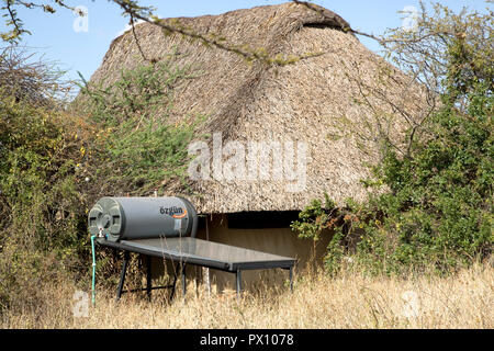 Montato a terra solare di acqua calda collector Lewa Wildlife Conservancy Kenya Foto Stock