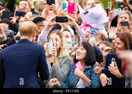 MELBOURNE, Australia - 18 ottobre: il principe Harry, duca di Sussex e Meghan Markle, duchessa di Sussex incontro con i tifosi alla Government House di Melbourne, Austr Foto Stock