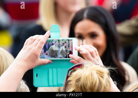 MELBOURNE, Australia - 18 ottobre: il principe Harry, duca di Sussex e Meghan Markle, duchessa di Sussex incontro con i tifosi alla Government House di Melbourne, Austr Foto Stock