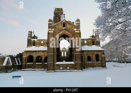 Abbazia di Kirkstall coperto di neve a Leeds. Foto Stock