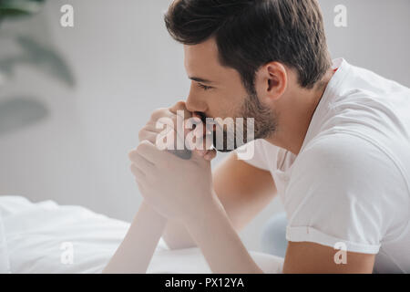 Vista parziale di azienda man mano moglie a casa Foto Stock