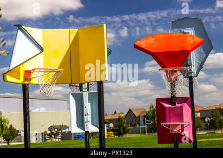 Varie altezze moderni cerchi di basket al parco giochi per bambini Foto Stock