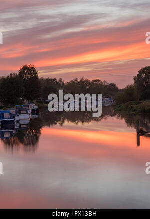 Fiume nene a Orton semplice o bloccare vicino a Peterborough, CAMBRIDGESHIRE al tramonto con riflessi nel fiume e barche ormeggiate sulla riva del fiume. Foto Stock