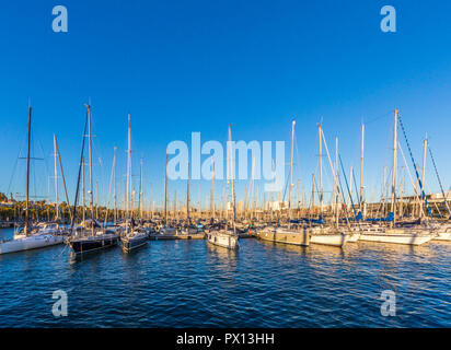 Bella vista delle barche a vela ancorata al molo di Barcellona Spagna, spazio copia, viaggi adventure concept Foto Stock