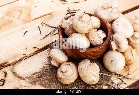 Fresco di funghi champignon su un tavolo di legno. Spazio di copia Foto Stock