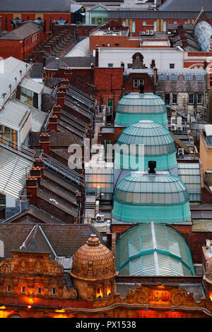 Il Victorian costruiti County Arcade in Leeds dal di sopra. Foto Stock